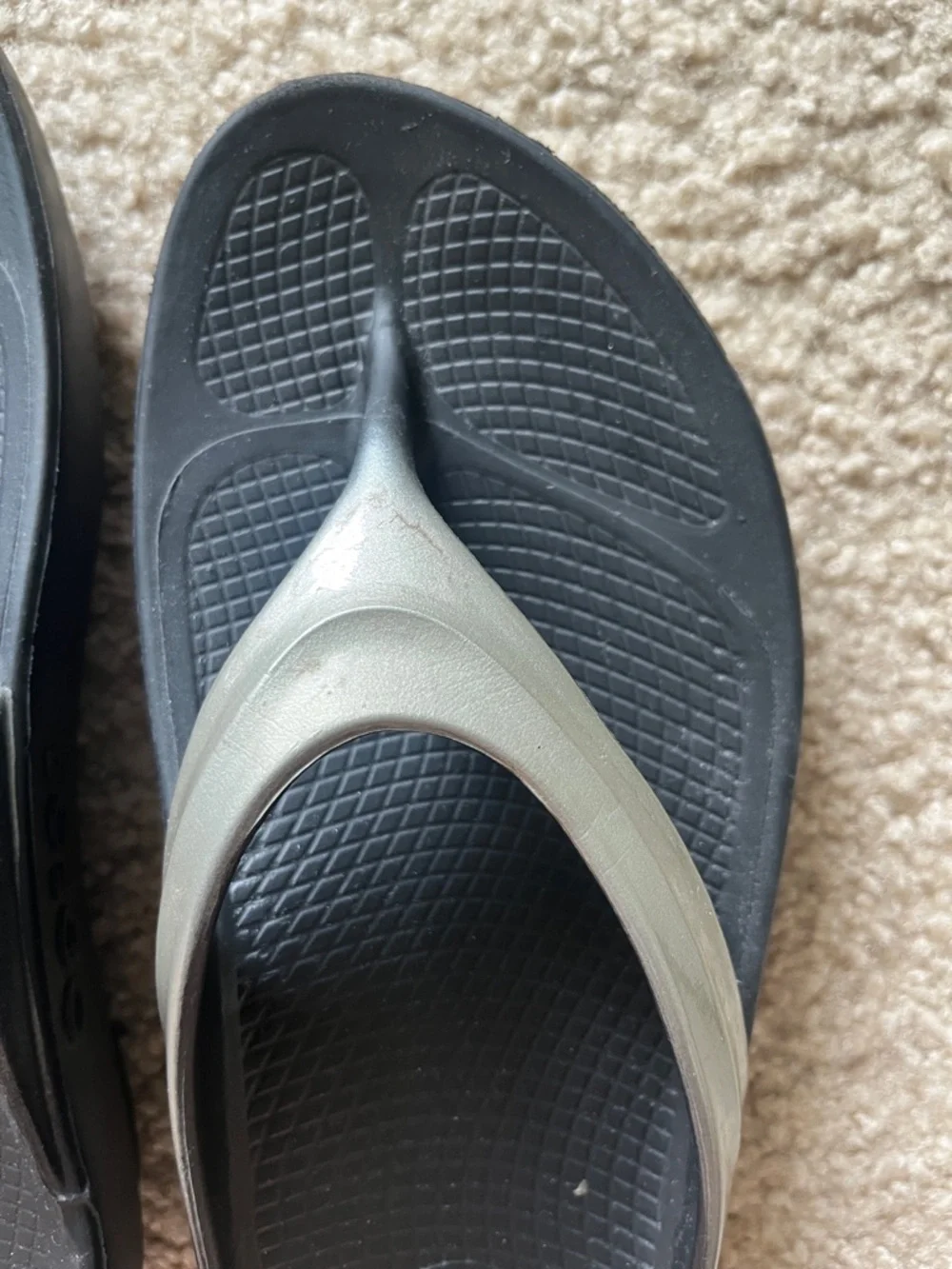 OOFOS Women's Black and Silver Thong Sandals